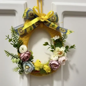 Húsvéti ajtódísz csibékkel és virágokkal