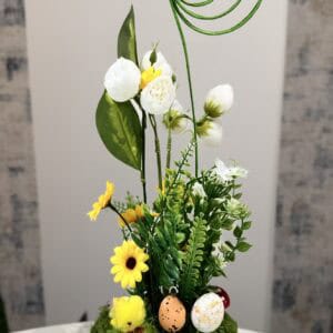 Tavaszi spirálos asztali dísz csibével és tojásokkal