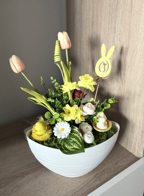Tavaszi virágos nyuszis asztali dekor – egyedi darab