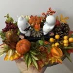 Halloween asztaldísz két sütögető szellemmel, tökökkel és őszi termésekkel