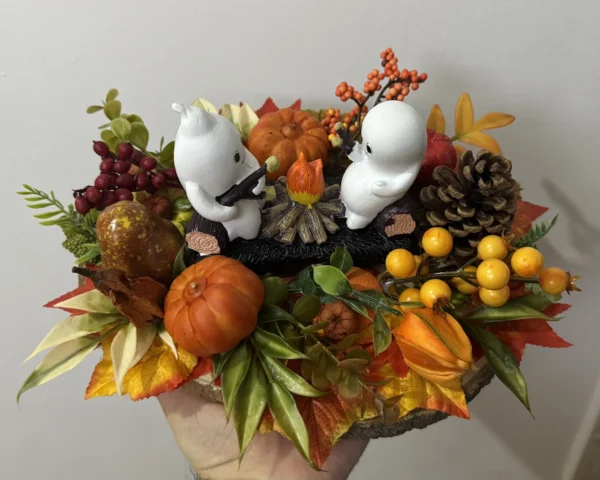 Halloween asztaldísz két sütögető szellemmel, tökökkel és őszi termésekkel